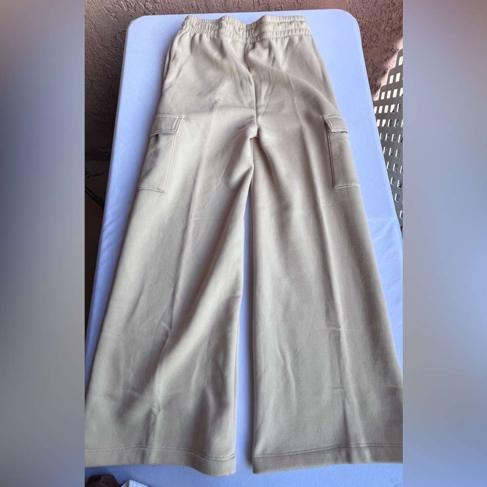 Jordan Girls Beige Cargo Sweatpants – Size L (NWT)